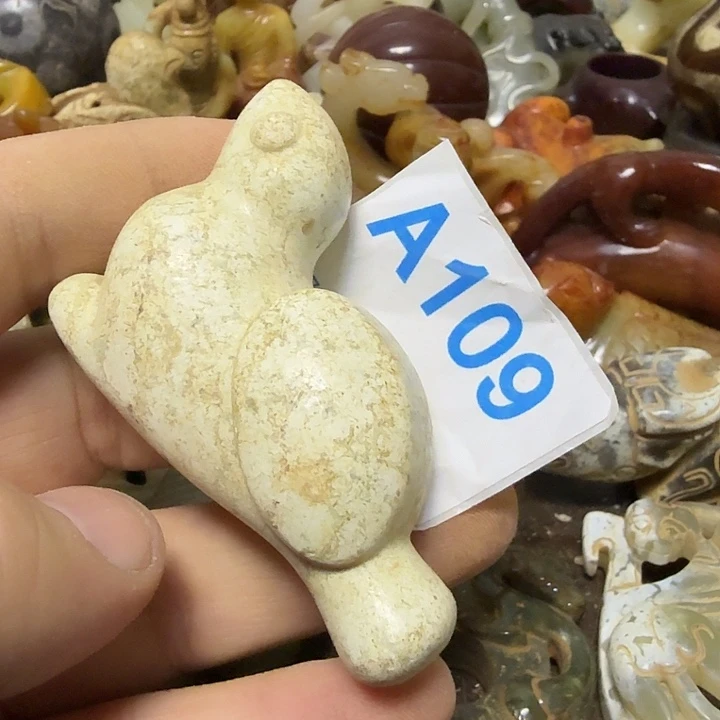 透闪石-蛇纹石玉未镶嵌颈饰