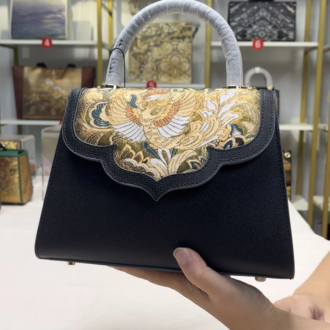织绣高定风雨中的花朵，倔强又美丽。大漏