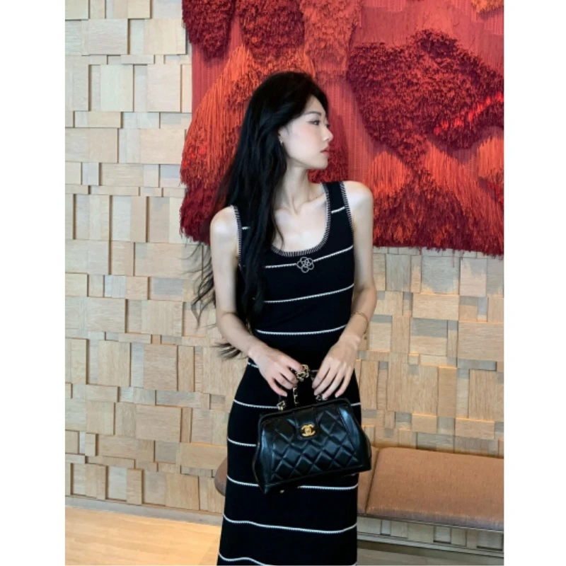 夏季韩系气质山茶花刺绣黑白条纹撞色U领针织背心连衣裙A字长裙女