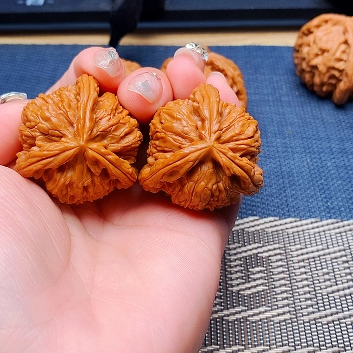 老***大吊坠文玩核桃三棱