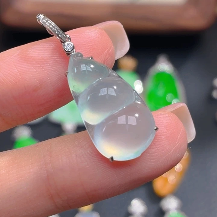 颈饰18K金镶嵌翡翠