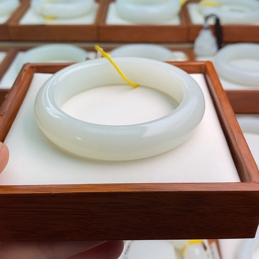 ****亿和田玉（白玉）未镶嵌手镯