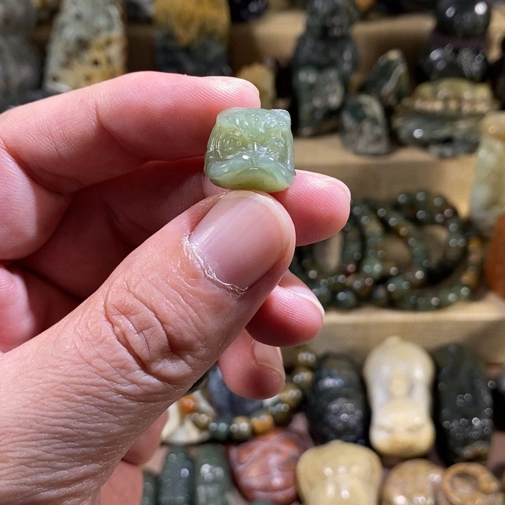 透闪石质玉未镶嵌挂件