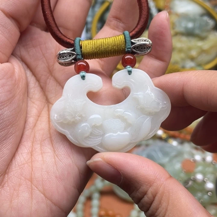 蛇纹石玉吊坠合金