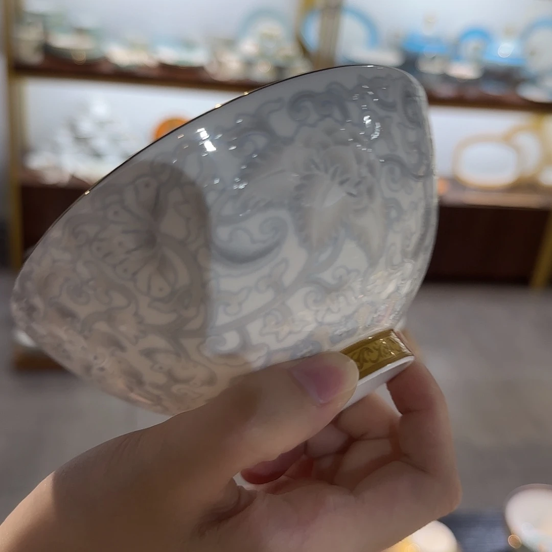 y***e珐琅彩工艺是在瓷器