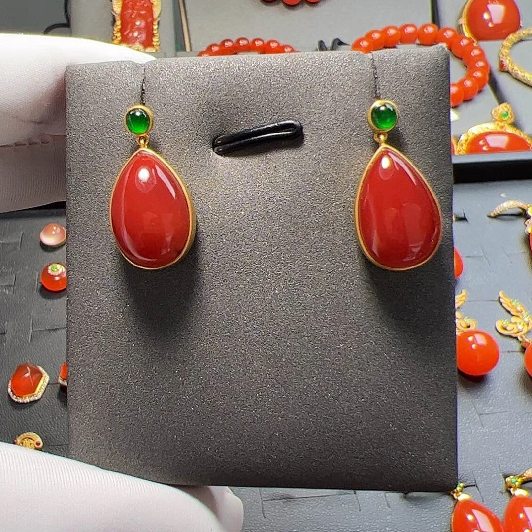 南红玛瑙18K金镶嵌精品牛血红耳钉18K金镶嵌l***?