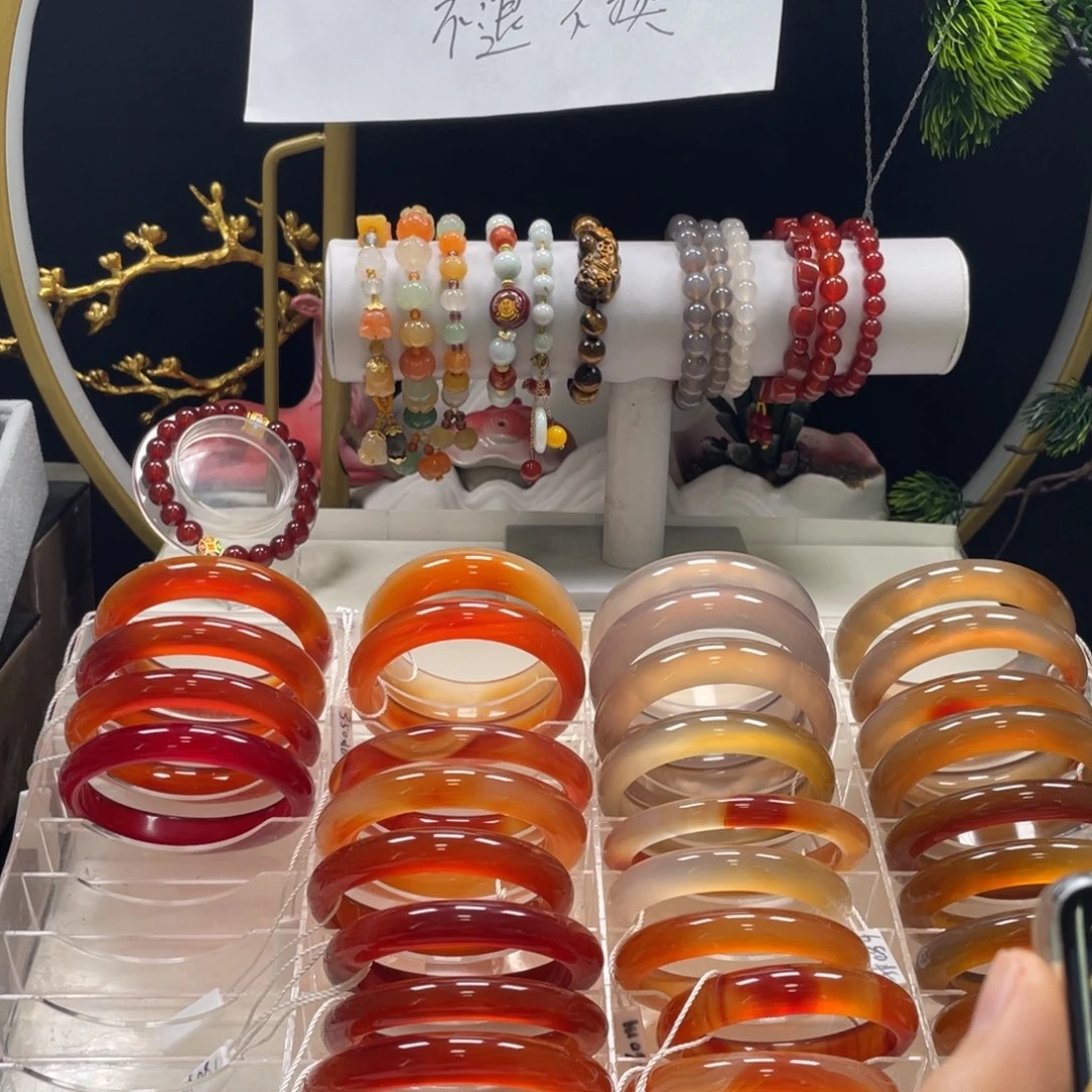玛瑙/玉髓手镯未镶嵌一**利