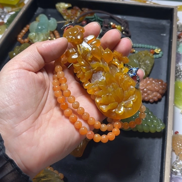 有****蛇纹石玉未镶嵌耳饰