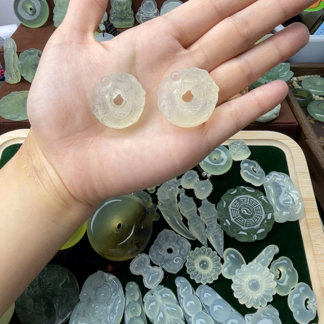 东***宝未镶嵌蛇纹石玉颈饰