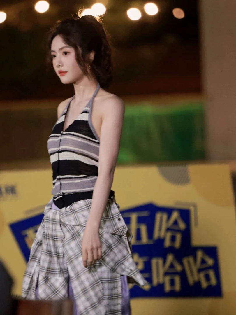 五哈蔡文静同款V领修身撞色条纹复古挂脖针织衫辣妹露背短款上衣