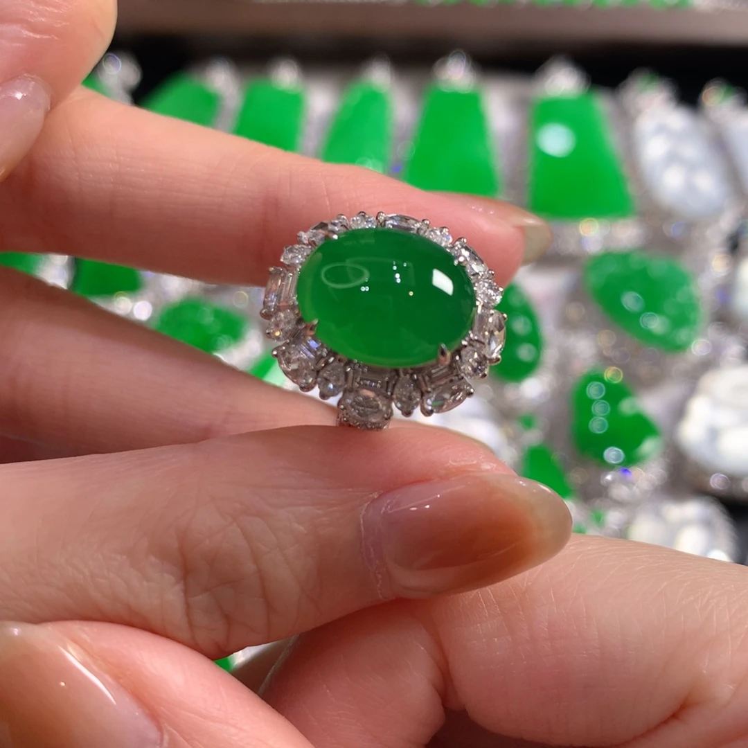 翡翠18K金镶嵌颈饰蛋面