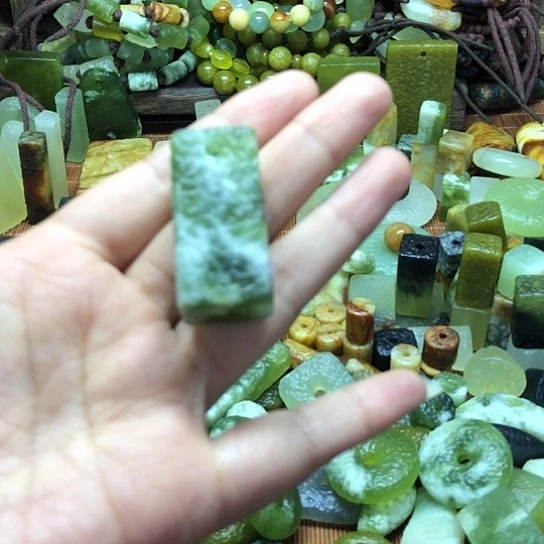 未镶嵌岫玉吊坠家***喵