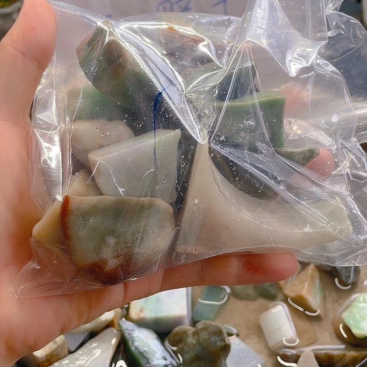 翡翠挂件未镶嵌边角料小号