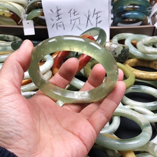 蛇纹石玉手镯未镶嵌妖**儿