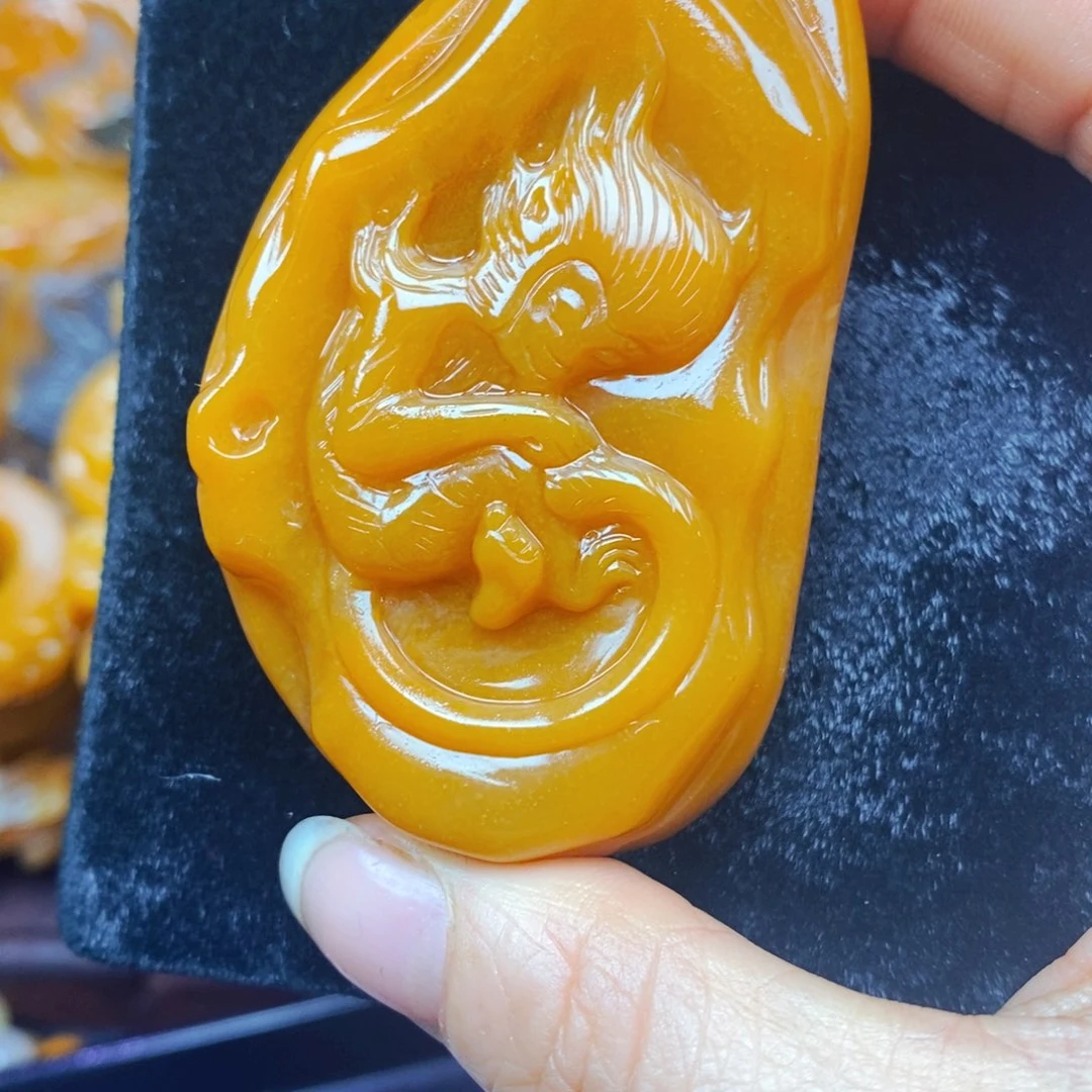 未镶嵌石英质玉（黄龙玉）颈饰