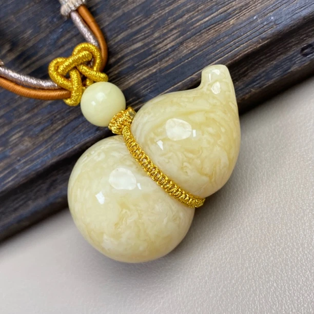 17.45克46.4×27.8mm俄料浓白妖花蜜蜡葫芦水滴无事牌平安扣毛衣链