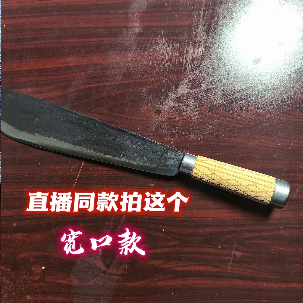 老铁匠锻打户外砍柴刀农用工具