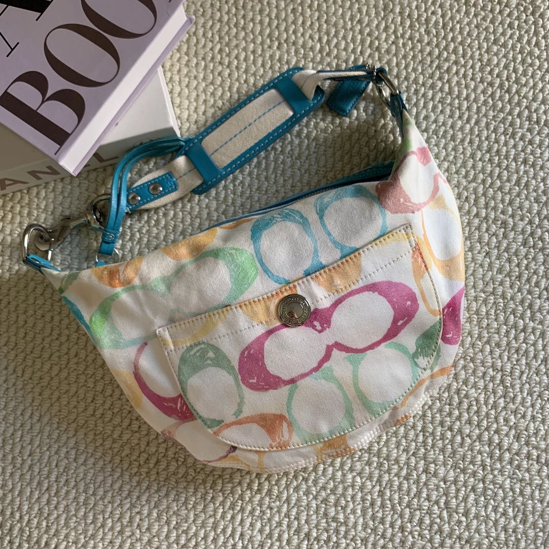 95新 COACH/蔻驰 经典百搭简约时尚复古夏日彩色单肩牛角包运动