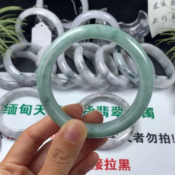 翡翠未镶嵌手镯66号。59圈