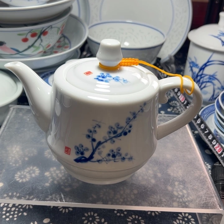 手绘的梅花小茶壶