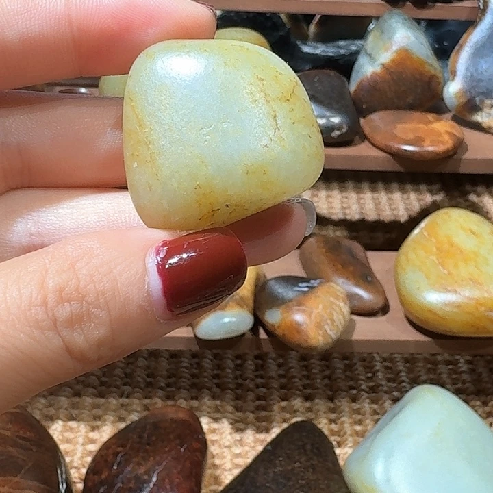 未镶嵌和田玉（糖玉）挂件和田玉