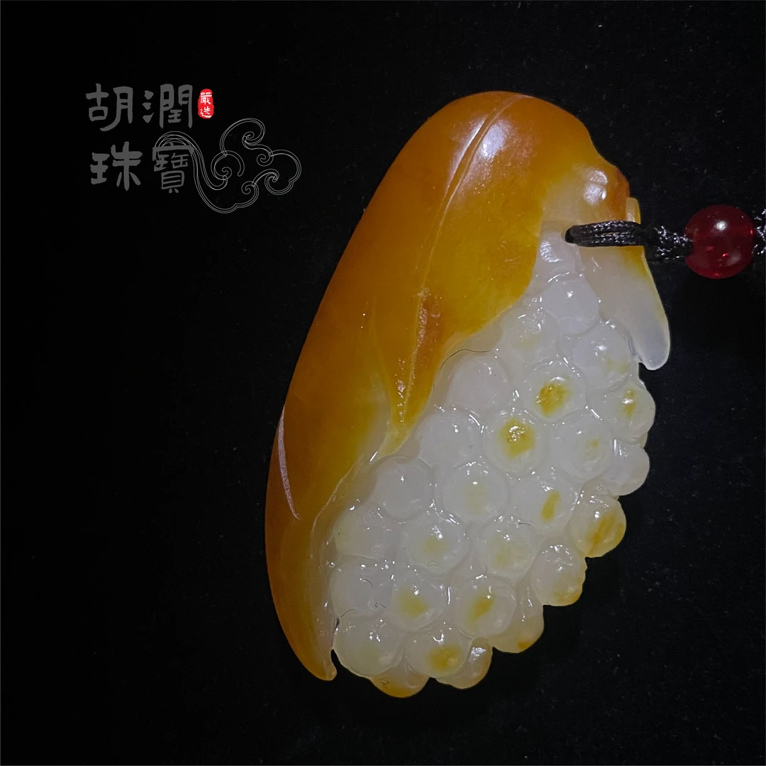 和田增福运昌盛27g葡萄挂坠雕刻精雕俏色珠寶