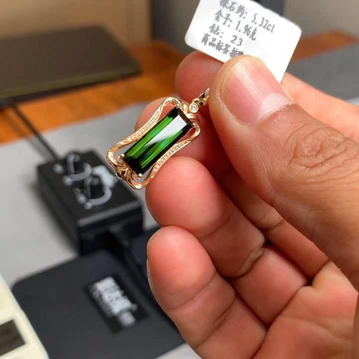 一***赵碧玺18K金镶嵌颈饰碧玺