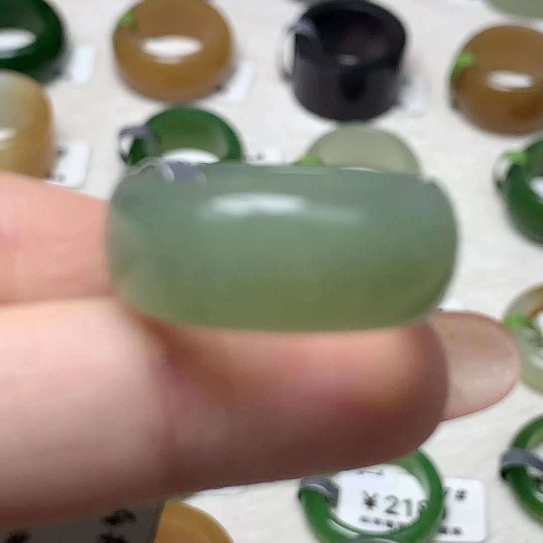 未镶嵌戒指和田玉