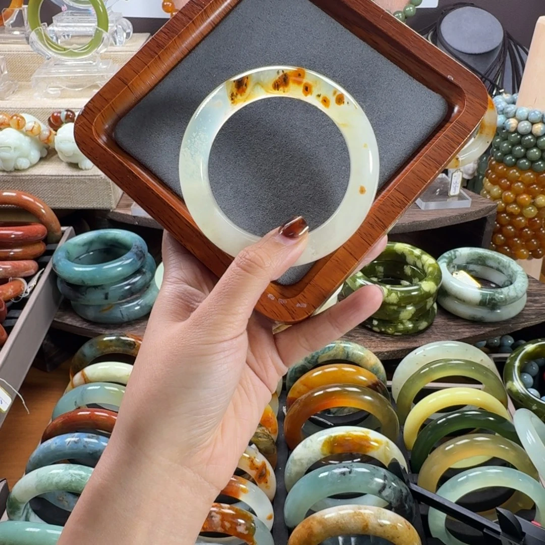 青***。蛇纹石玉未镶嵌手镯