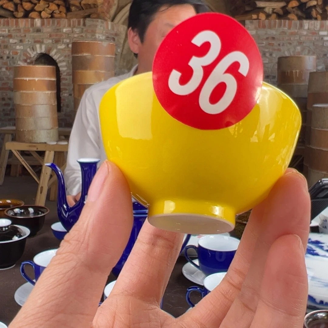 柴窑帝王黄一口杯（微瑕变形）