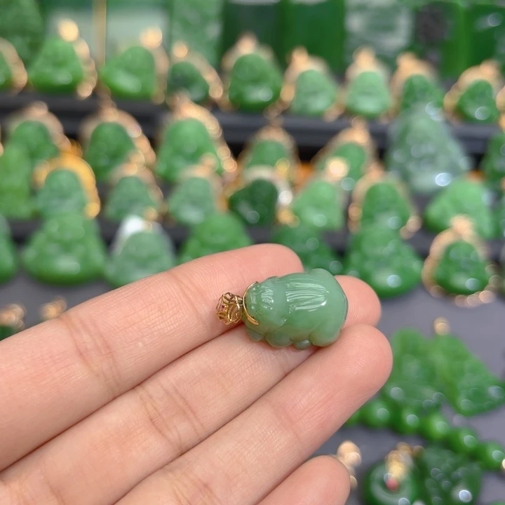 颈饰18K金镶嵌和田玉（碧玉）