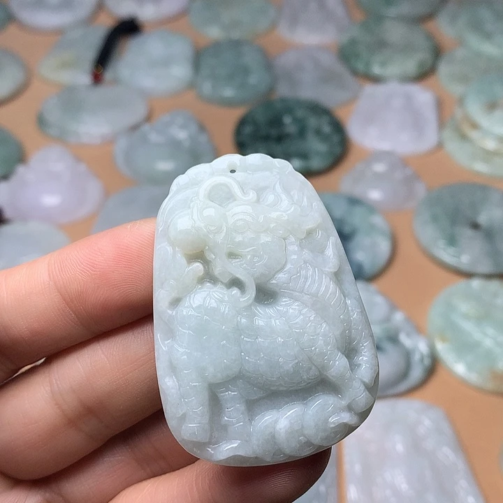 翡翠未镶嵌颈饰麒麟