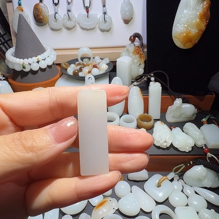 H***L和田玉未镶嵌颈饰