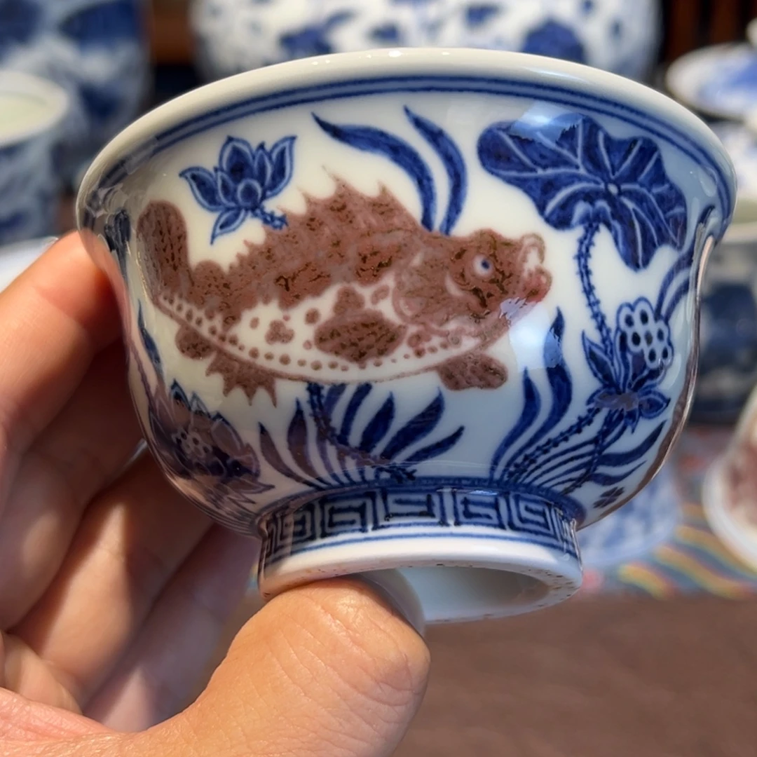 精品青花釉里红鱼藻纹压手杯口径约9.4厘米