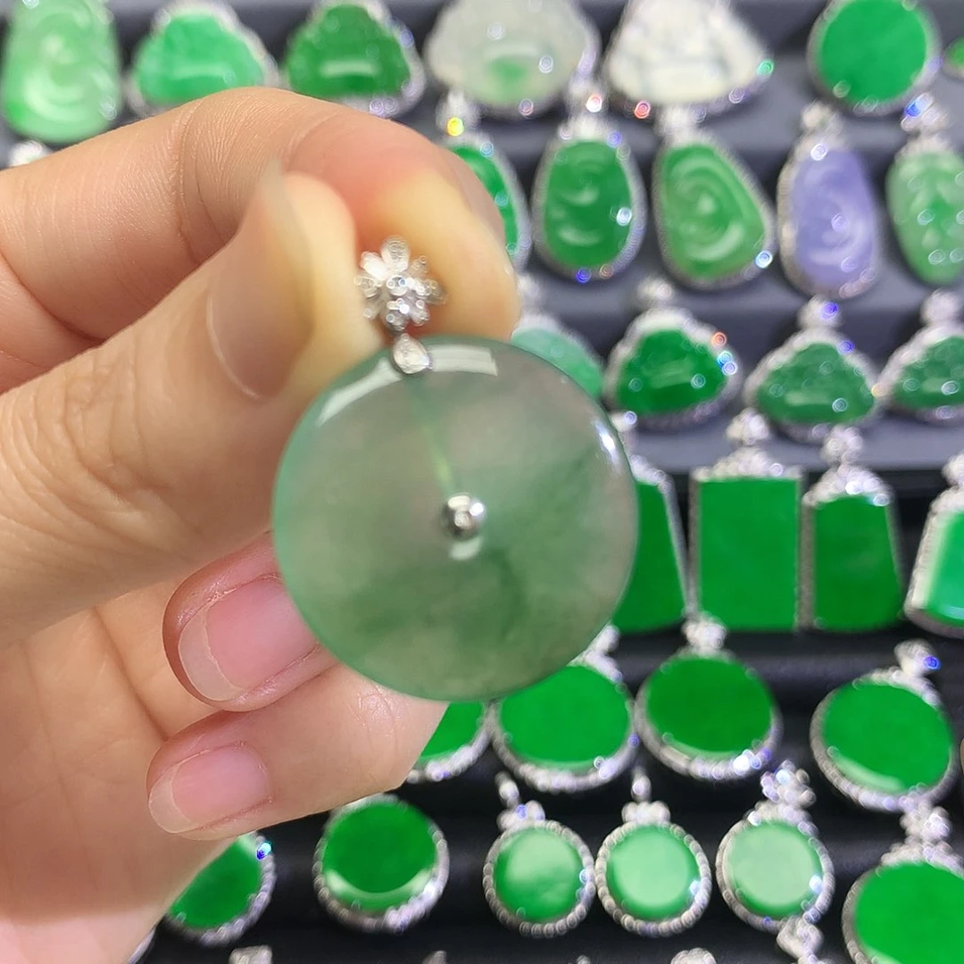 翡翠18K金镶嵌颈饰吊坠