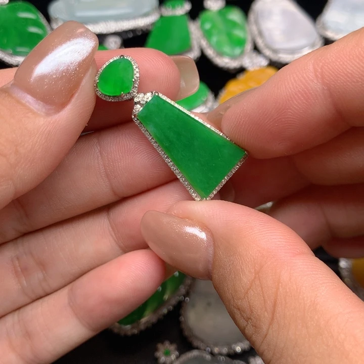 颈饰18K金镶嵌翡翠