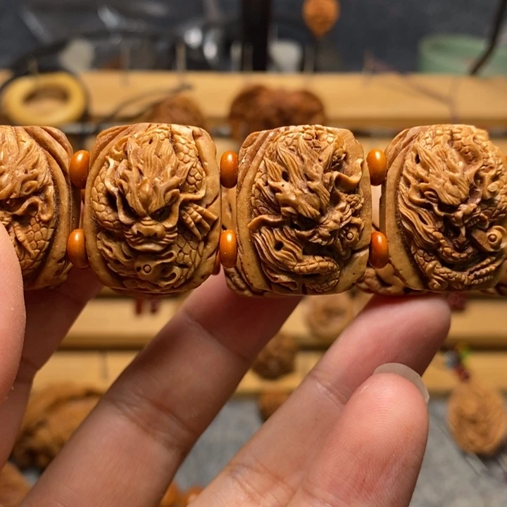 鑫***卉桃核手工雕刻九龙手牌