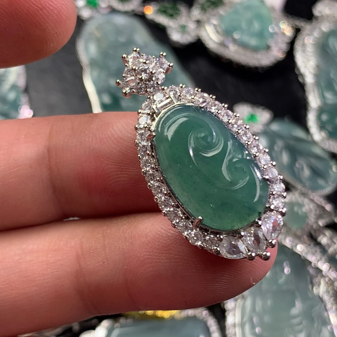 翡翠未镶嵌颈饰如意