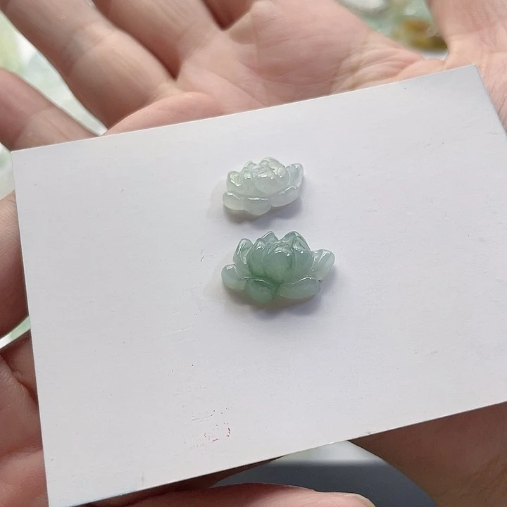 陈***贤翡翠未镶嵌颈饰莲花