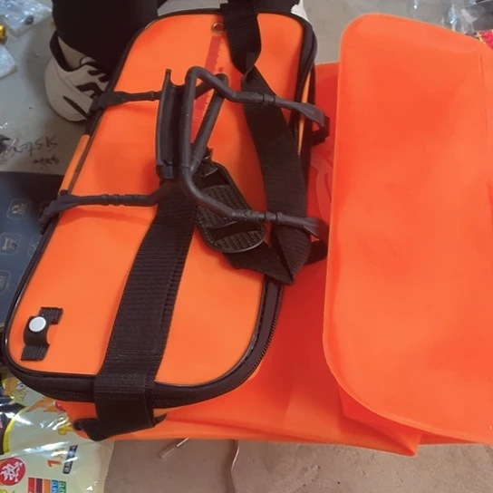 橙色鱼护桶一个。