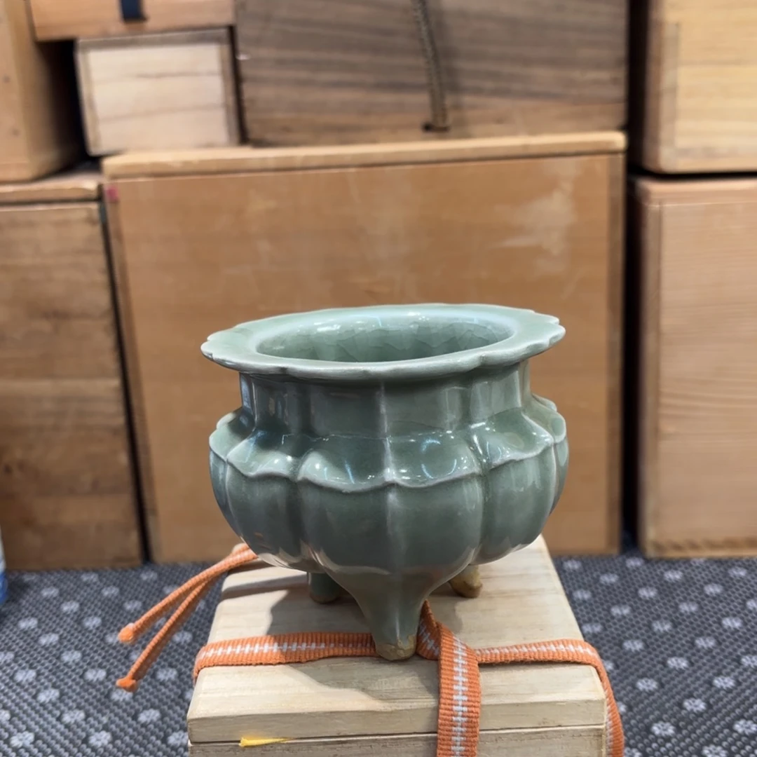 杯龙泉青瓷三足炉