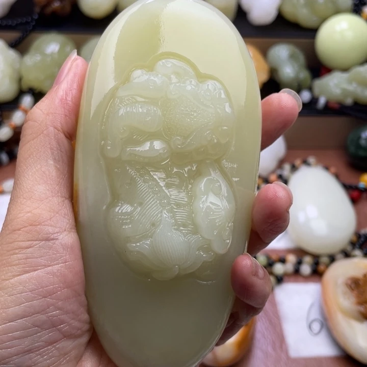 载***呀石材古青石手把件