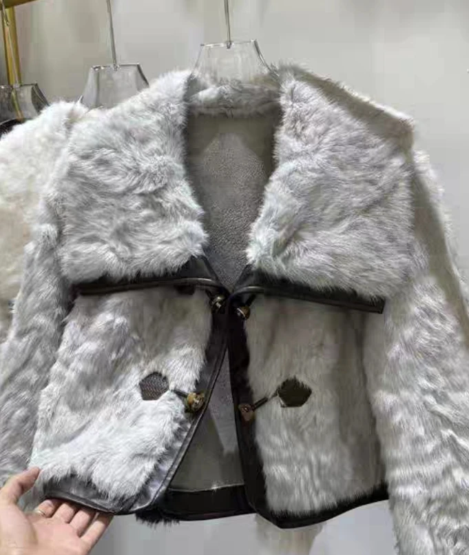 依美阁女装 推介新款 撞色皮毛一体