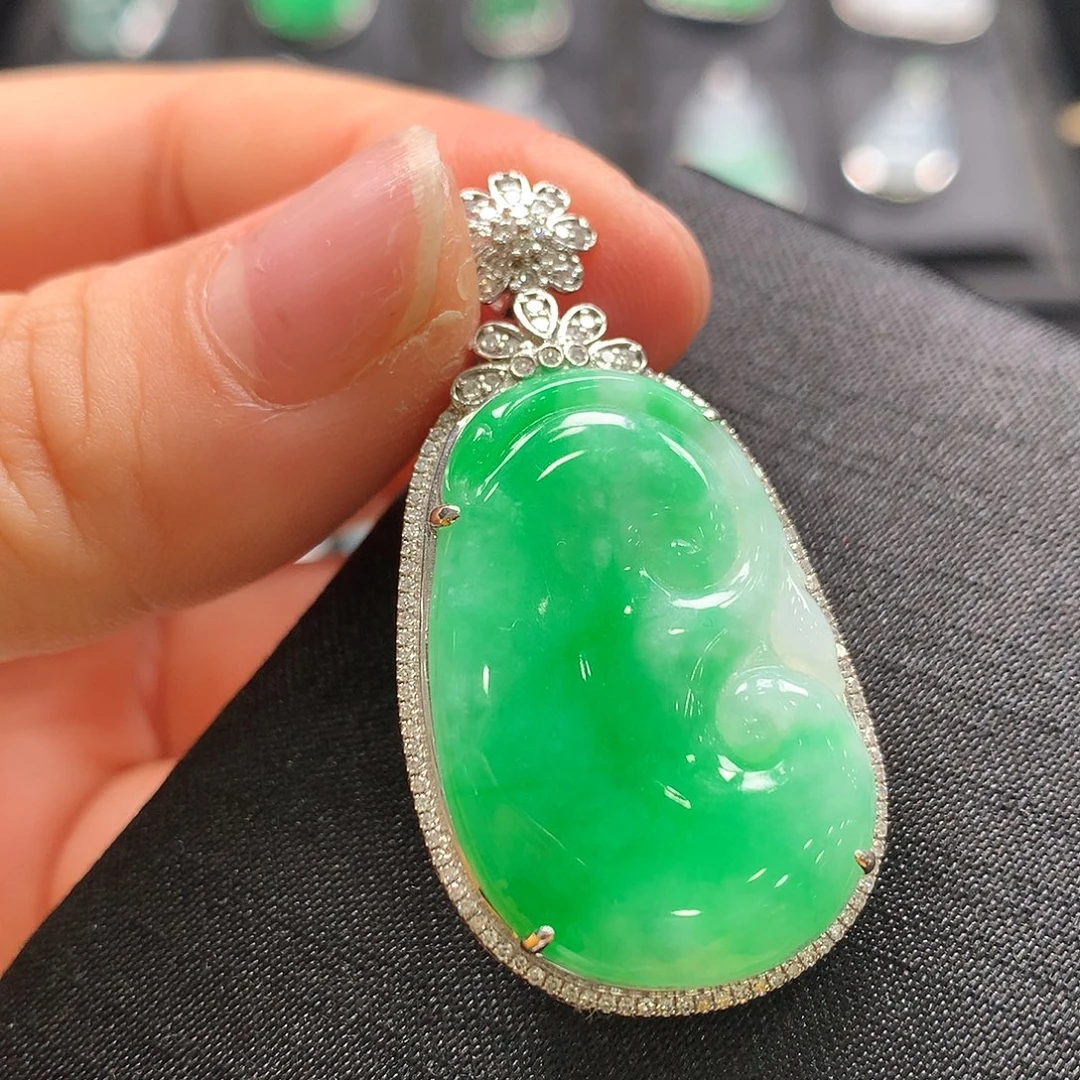 翡翠18K金镶嵌颈饰如意