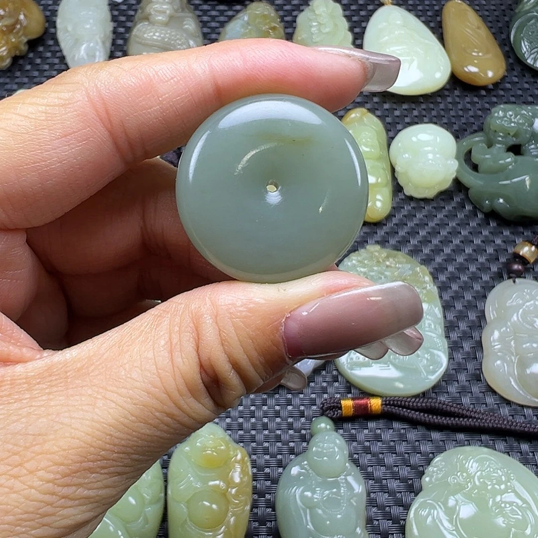 和田玉未镶嵌吊坠(不含链)有裂漏，不退不换，卡29.6