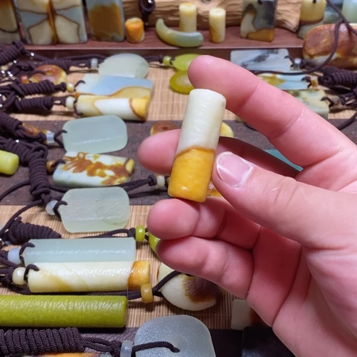 蛇纹石玉挂件未镶嵌上***玩