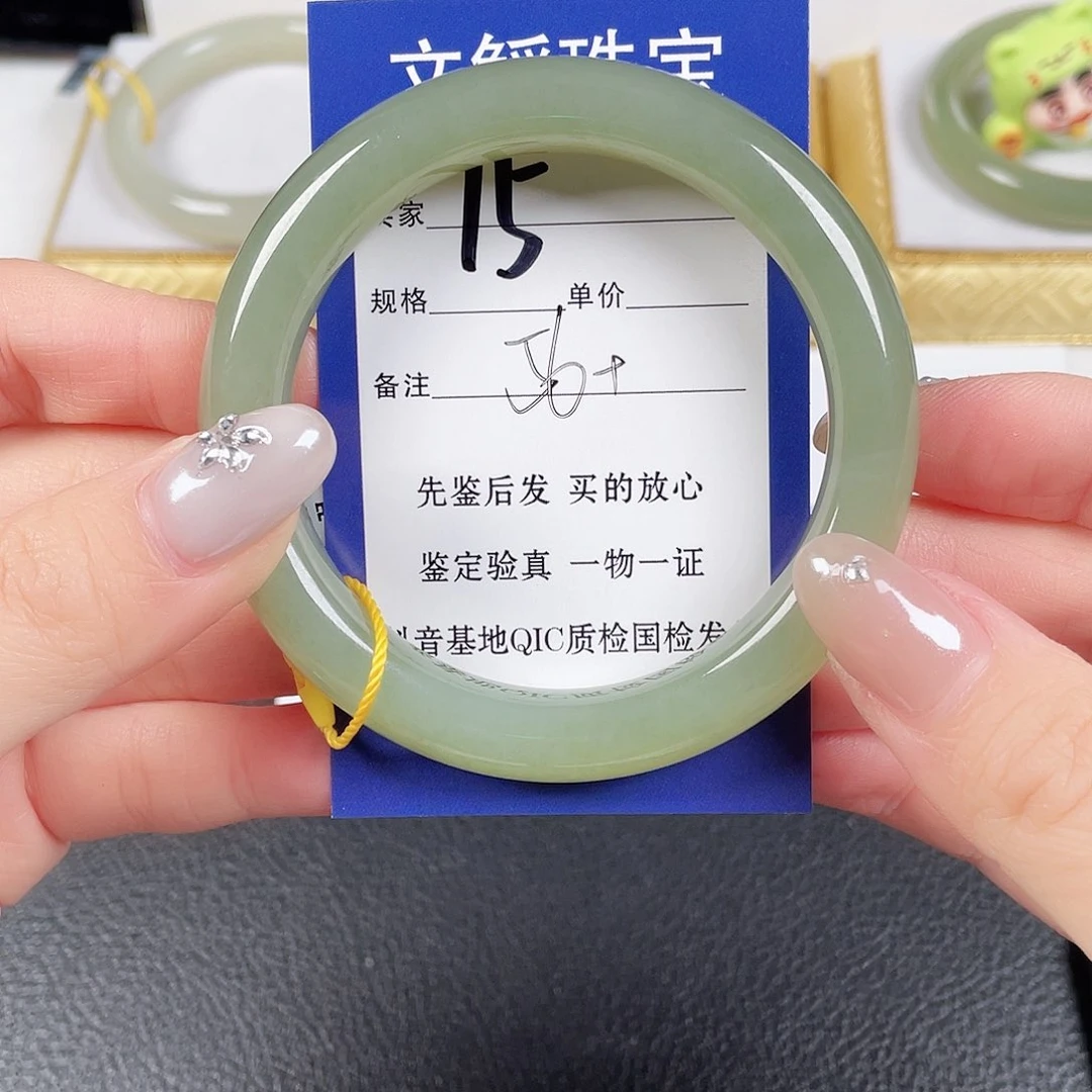 未镶嵌手镯和田玉沐**