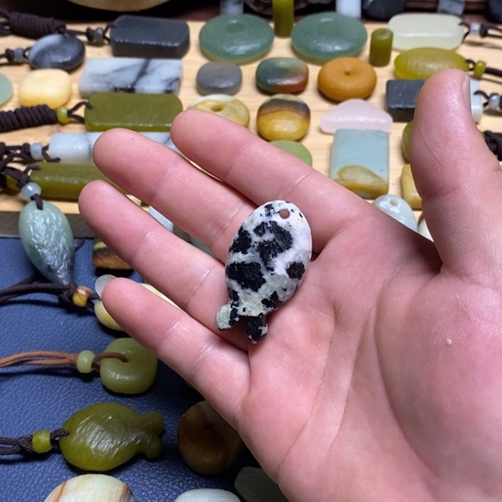 椰***林未镶嵌蛇纹石玉颈饰