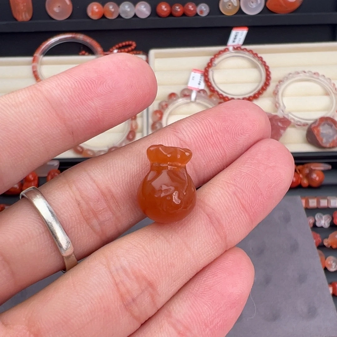 酒***衩南红玛瑙未镶嵌川料福袋