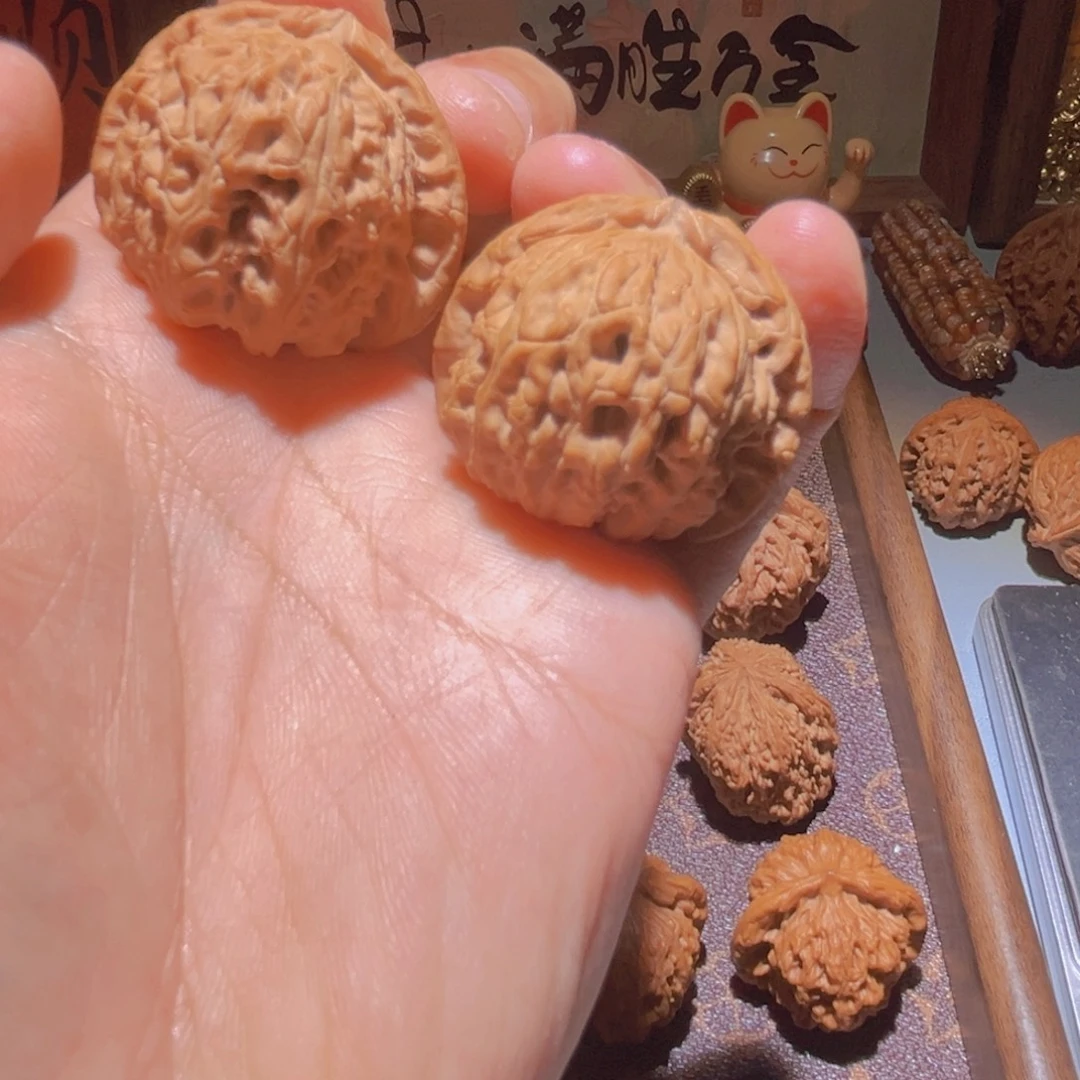 瑞麟文玩核桃白狮子三角白 39.39.33